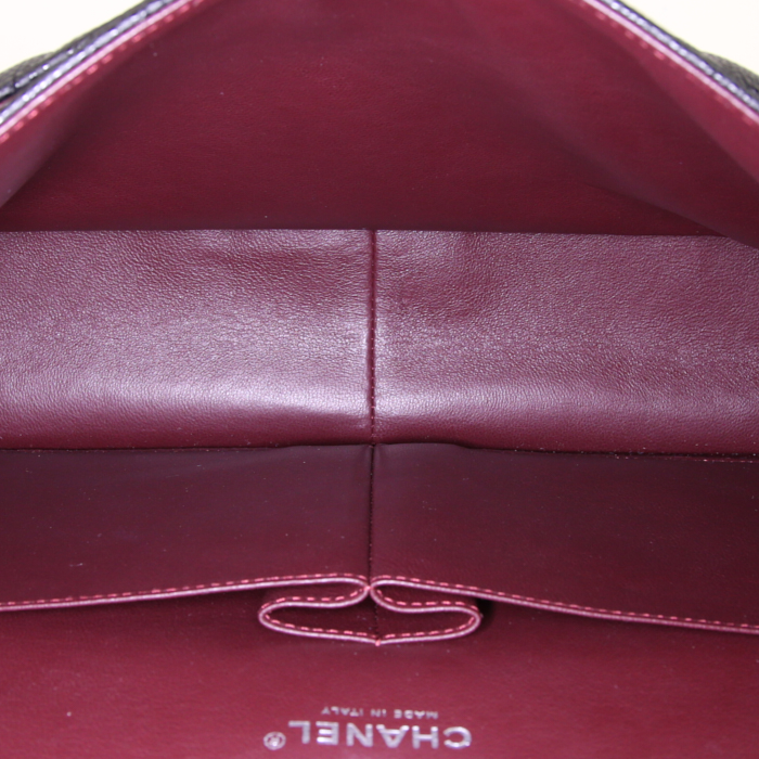 Sac à main Chanel Timeless Maxi Jumbo en cuir grainé matelassé noir - Detail D3