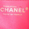 Sac bandoulière Chanel Mini Timeless en cuir matelassé rose - Detail D3 thumbnail