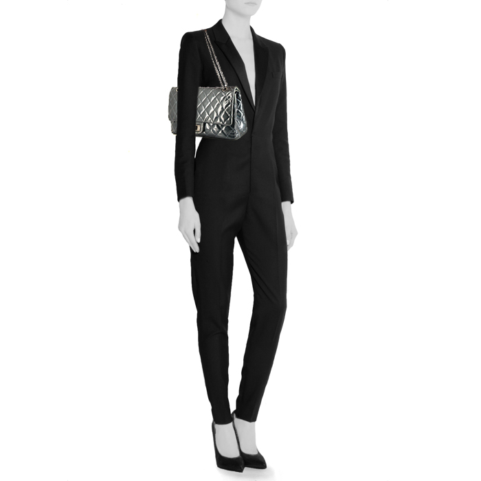 Bolso de mano Chanel 2.55 en charol acolchado azul verdoso - Detail D1