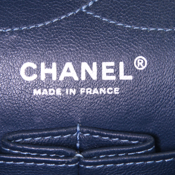 Bolso de mano Chanel 2.55 en charol acolchado azul verdoso - Detail D4