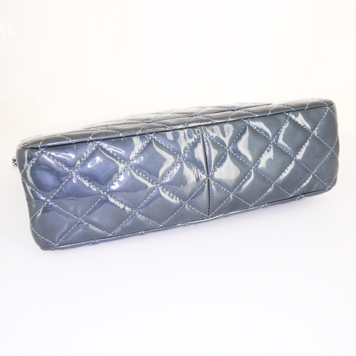 Chanel 2.55 handbag in pigeon blue patent quilted leather - Detail D5