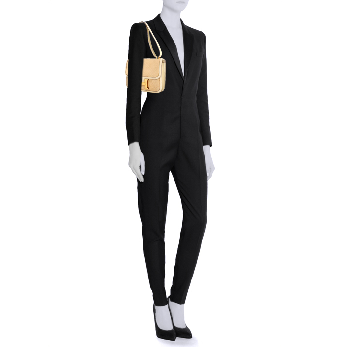 Bolso de mano Hermes Constance en raffia beige y cuero color crema - Detail D1