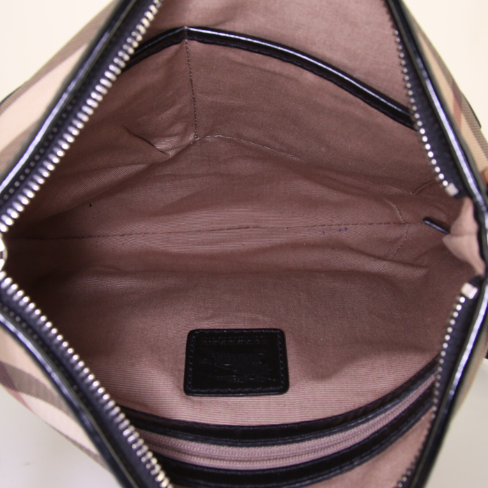 Bolso bandolera Burberry Dryden en lona Haymarket beige y cuero negro - Detail D2
