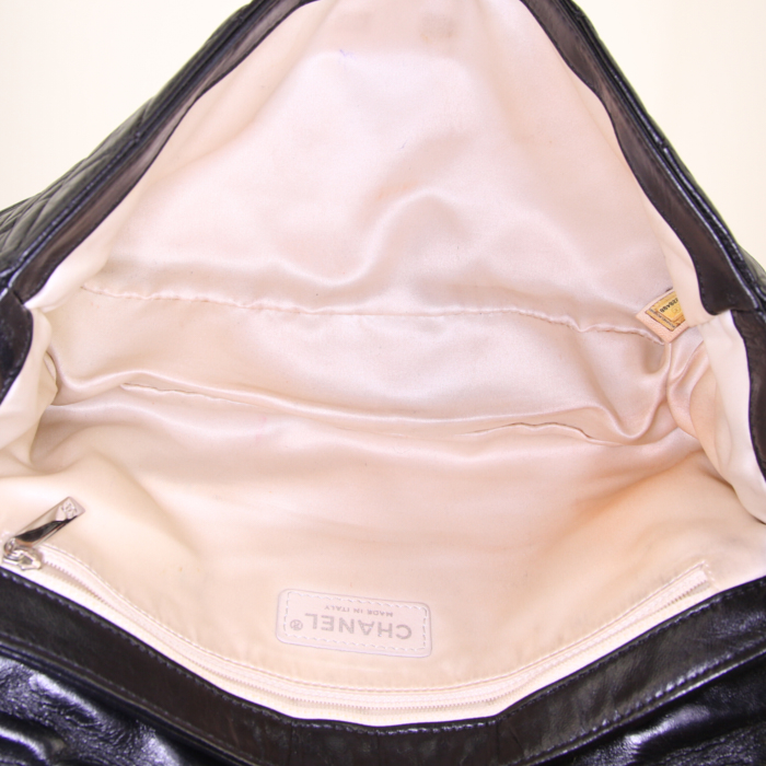 Bolso de mano Chanel Croisière Bag en cuero acolchado negro y junco blanco - Detail D3