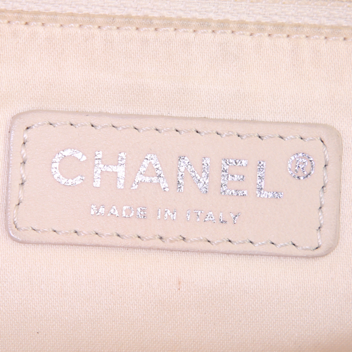 Sac à main Chanel Croisière Bag en cuir matelassé noir et jonc blanc - Detail D4