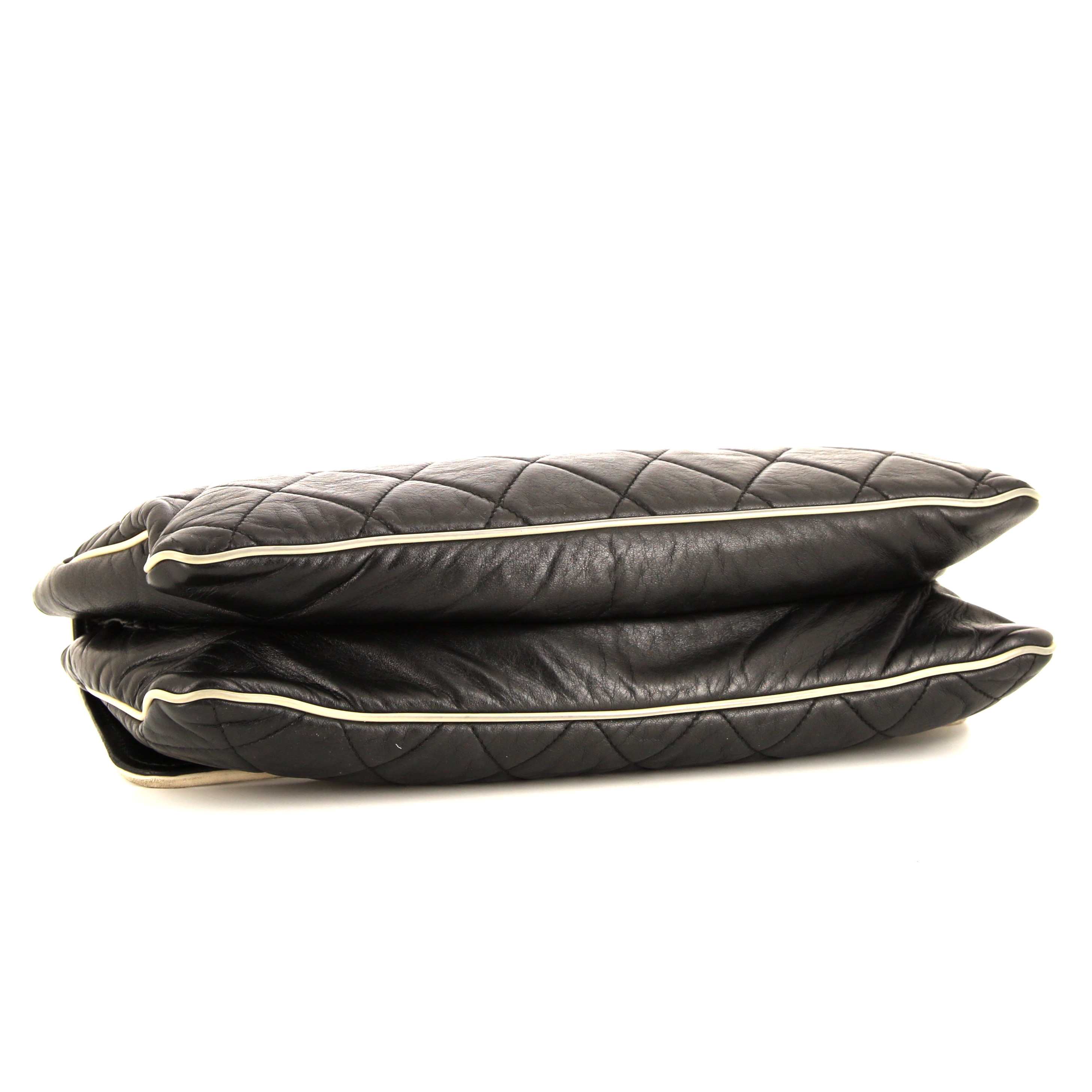 Sac à main Chanel Croisière Bag en cuir matelassé noir et jonc blanc - Detail D5
