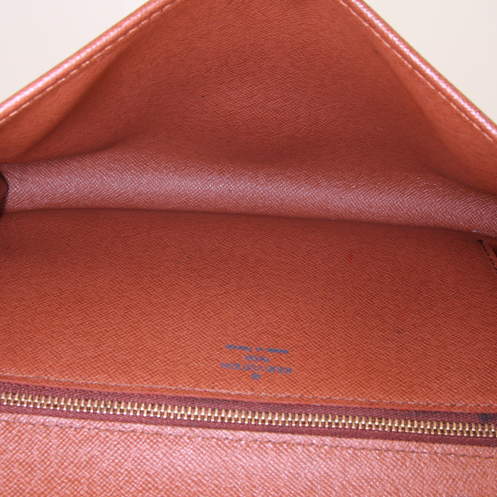 Pochette Louis Vuitton in tela monogram marrone e pelle marrone - Detail D2