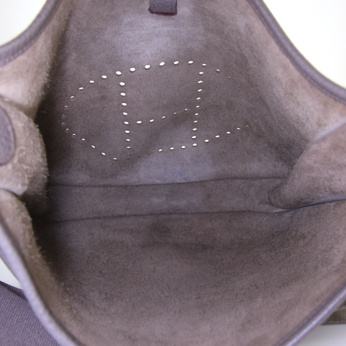 Borsa a tracolla Hermes Evelyne in pelle martellata grigio scuro - Detail D2