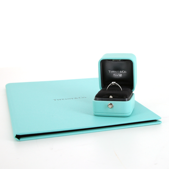 Sortija solitaria Tiffany 
Co Harmony en platino y diamantes - Detail D2