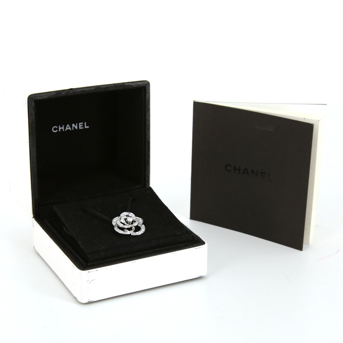 Ciondolo Chanel Camélia Fil in oro bianco e diamanti - Detail D2