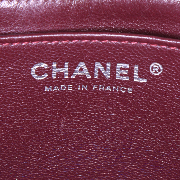 Bolso de mano Chanel Timeless Maxi Jumbo en cuero acolchado negro - Detail D4