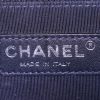 Sac bandoulière Chanel Boy en toile denim bleue - Detail D4 thumbnail