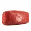 Bolso para llevar al hombro Dior Cannage en cuero acolchado rojo - Detail D4 thumbnail