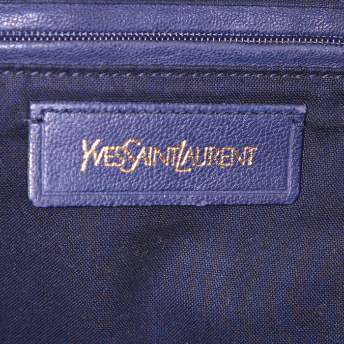 Bolso de mano Yves Saint Laurent Chyc en cuero azul marino - Detail D3