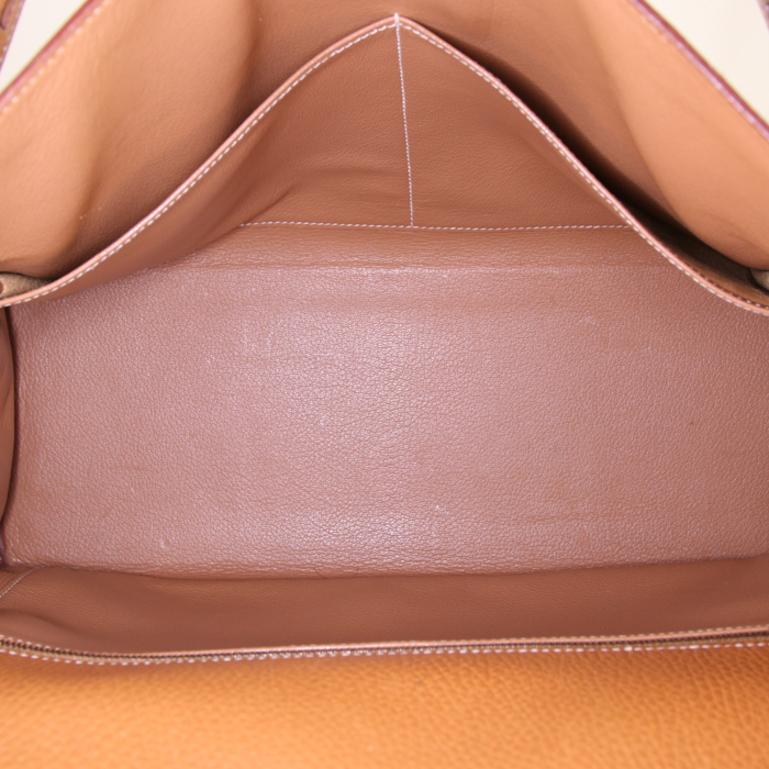 Sac à main Hermes Kelly 35 cm en cuir Fjord gold - Detail D3