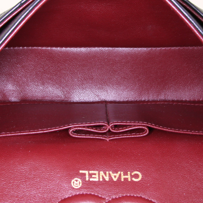 Bolso de mano Chanel Timeless en cuero acolchado negro - Detail D3