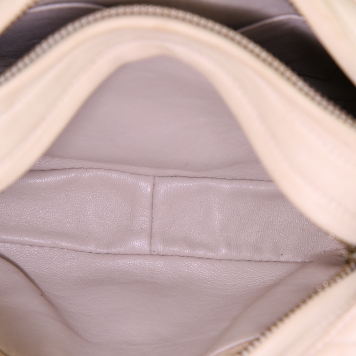Bolso bandolera Chanel Vintage en cuero acolchado beige - Detail D2