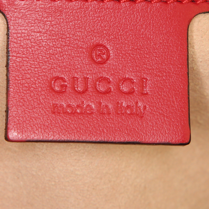 Sac bandoulière Gucci GG Marmont petit modèle en cuir matelassé rouge - Detail D4