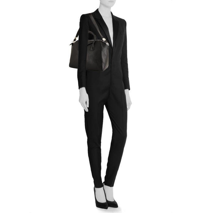 Givenchy Antigona medium model bag worn on the shoulder or carried in the hand in black grained leather - Detail D2