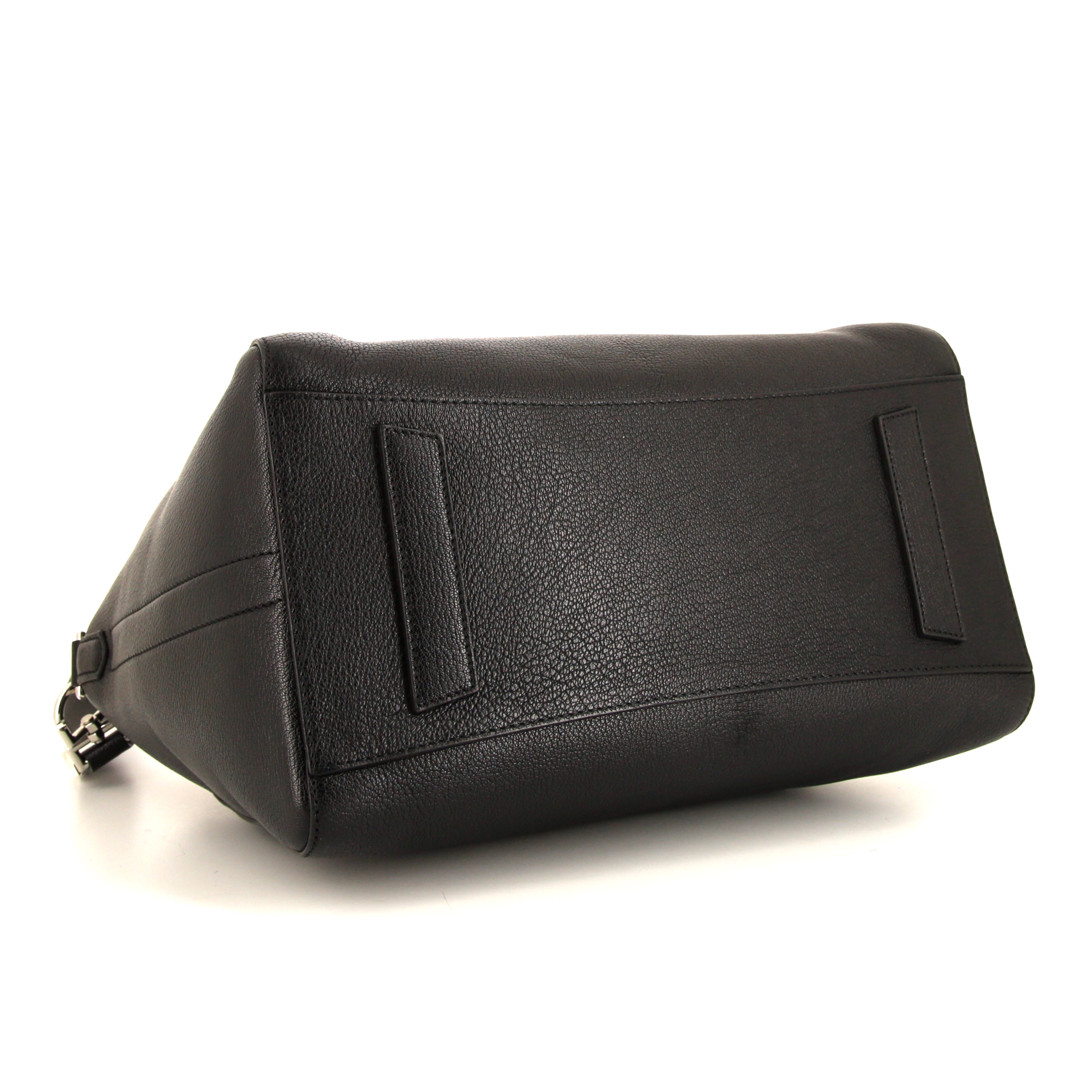 Givenchy Antigona medium model bag worn on the shoulder or carried in the hand in black grained leather - Detail D5