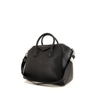 Bolso para llevar al hombro o en la mano Givenchy Antigona modelo mediano en cuero granulado negro