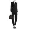 Bolso para llevar al hombro o en la mano Givenchy Antigona modelo mediano en cuero granulado negro - Detail D1 thumbnail
