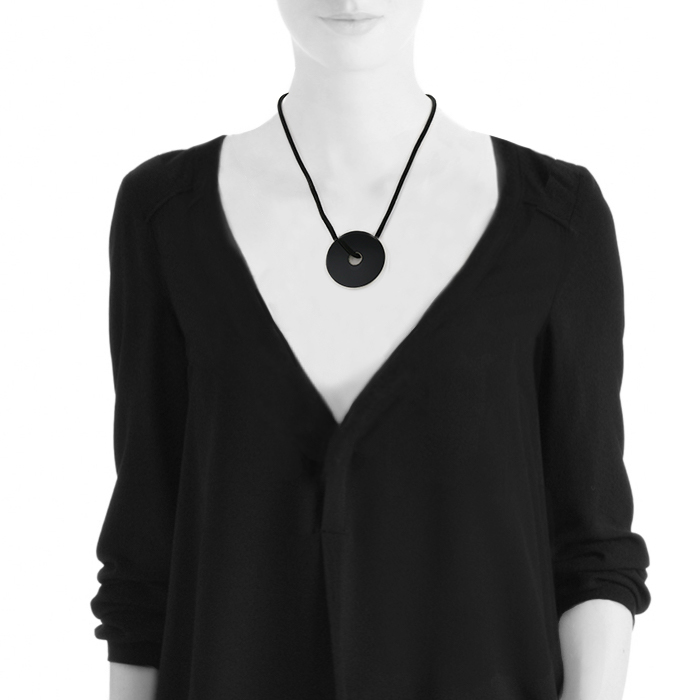 Colgante Dinh Van Pi Chinois modelo grande en plata y esmalte negro - Detail D1