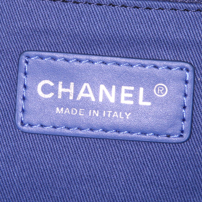 Sac cabas Chanel Deauville en toile bleue et cuir bleu - Detail D4