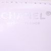 Sac bandoulière Chanel 2.55 en cuir matelassé blanc - Detail D4 thumbnail