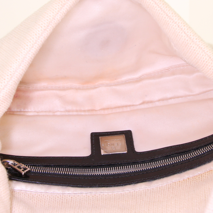 Bolso de mano Fendi Baguette en tejido de punto blanco y cuero esmaltado negro - Detail D2