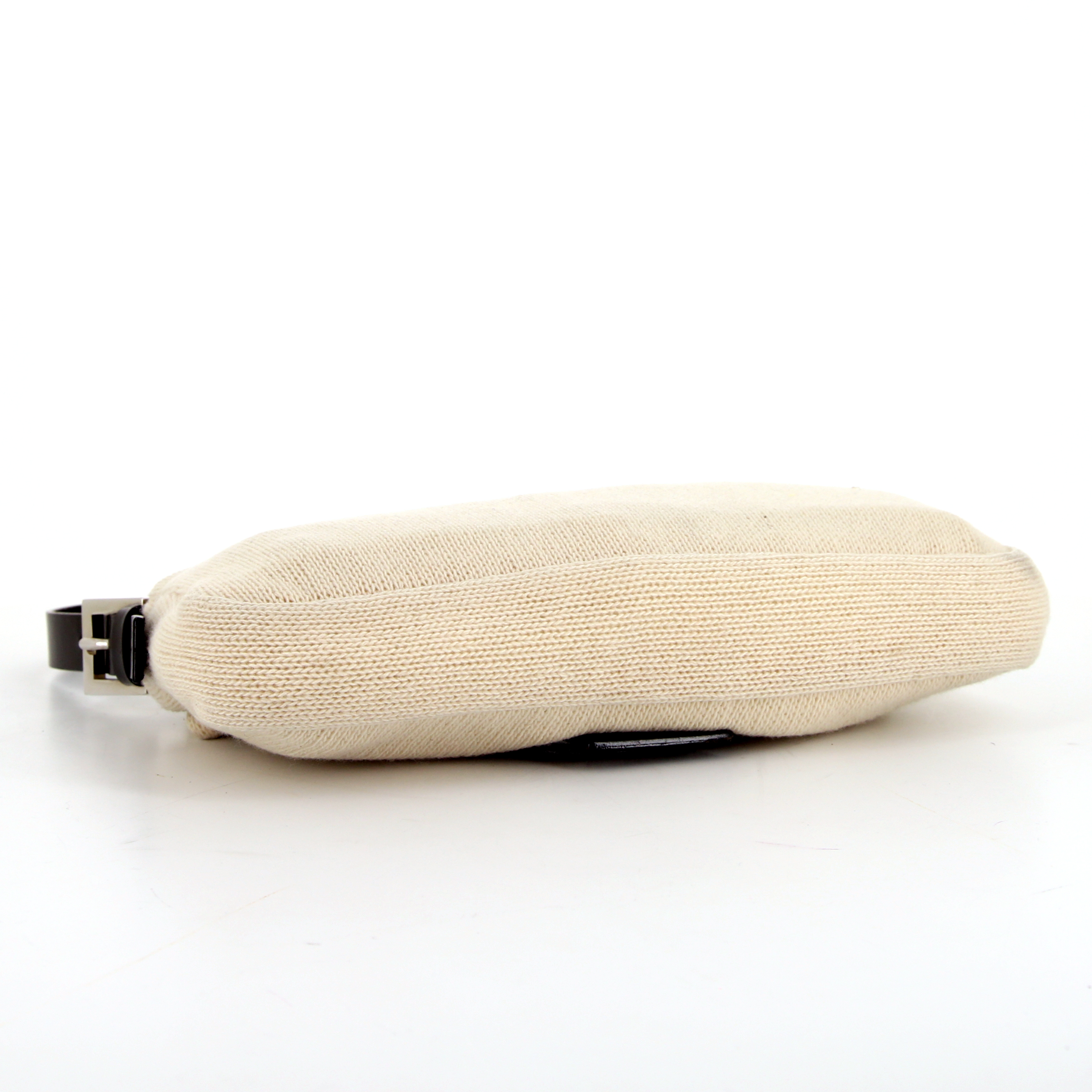 Fendi Baguette handbag in white knitting and black - Detail D4