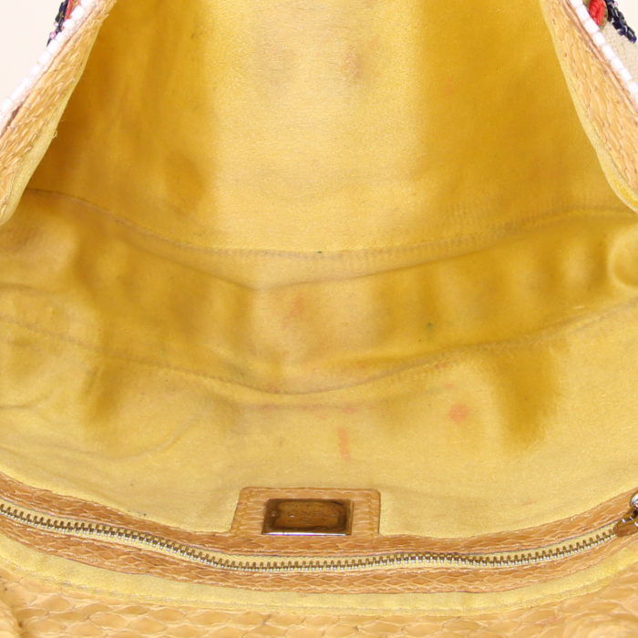Bolso de mano Fendi Baguette en lona beige y cuero amarillo - Detail D2