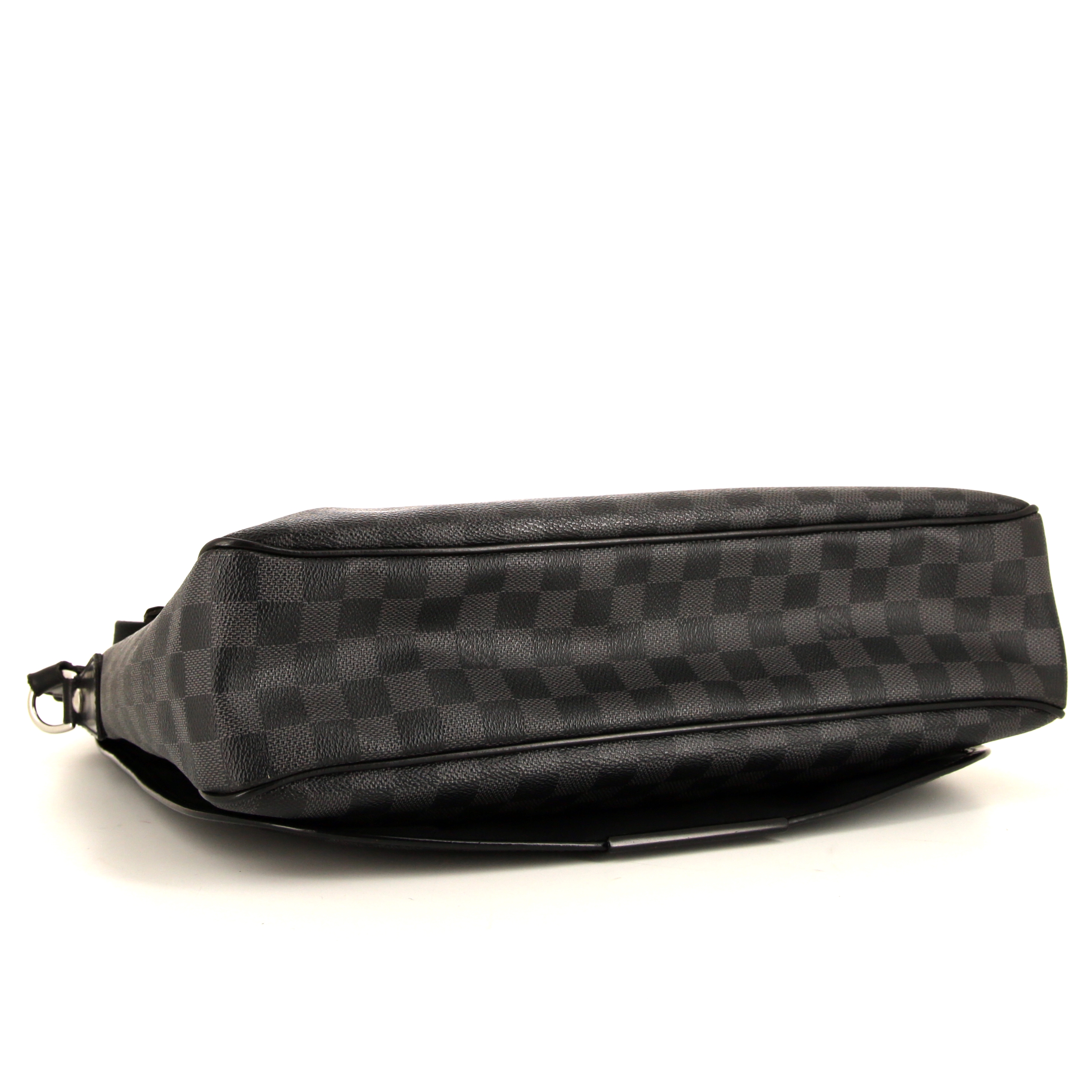 Sac besace Louis Vuitton District en toile damier enduite gris anthracite et cuir noir - Detail D4