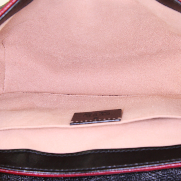 Borsa a tracolla Gucci GG Marmont mini in pelle trapuntata nera e beige con decori geometrici e profili rossi - Detail D3
