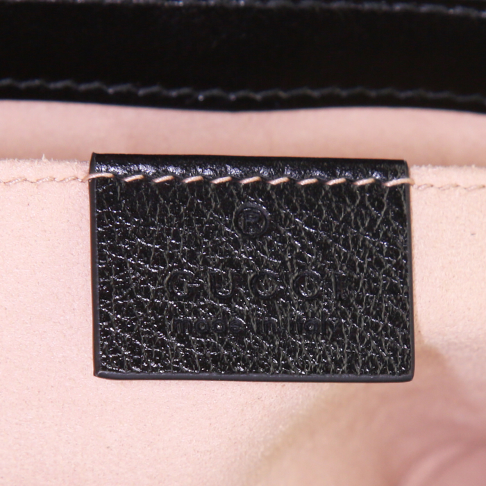 Borsa a tracolla Gucci GG Marmont mini in pelle trapuntata nera e beige con decori geometrici e profili rossi - Detail D4