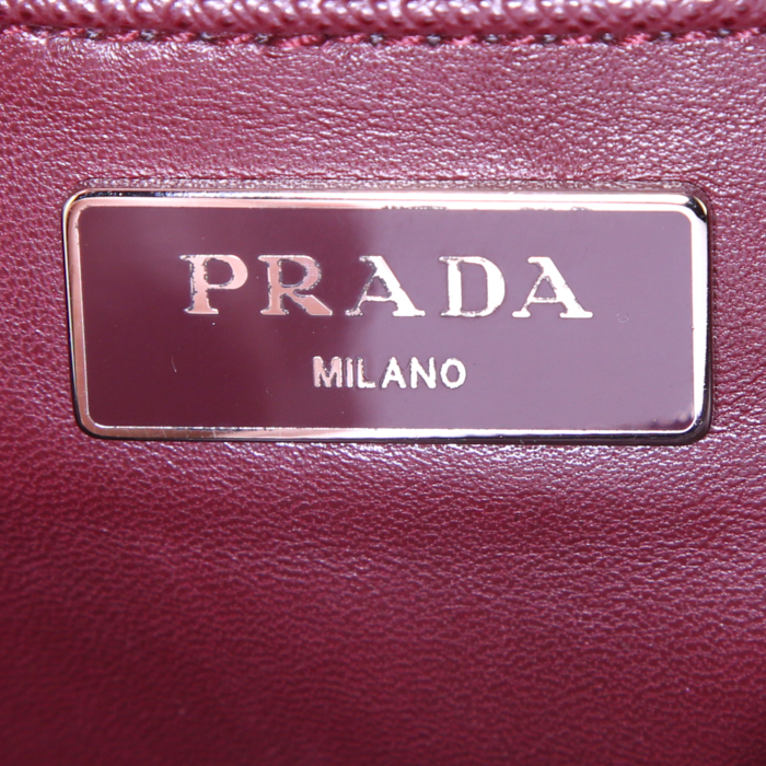 Bolso de mano Prada Galleria modelo mediano en cuero saffiano color burdeos y junco blanco - Detail D4