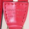 Bolsito de mano Louis Vuitton Pochette accessoires en cuero Epi rojo - Detail D3 thumbnail