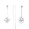Orecchini pendenti Poiray Rosace in oro bianco e diamanti - 360 thumbnail
