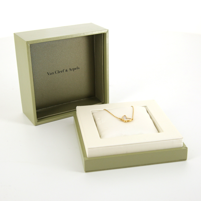 Brazalete Van Cleef 
Arpels Sweet Alhambra en oro amarillo y nácar blanco