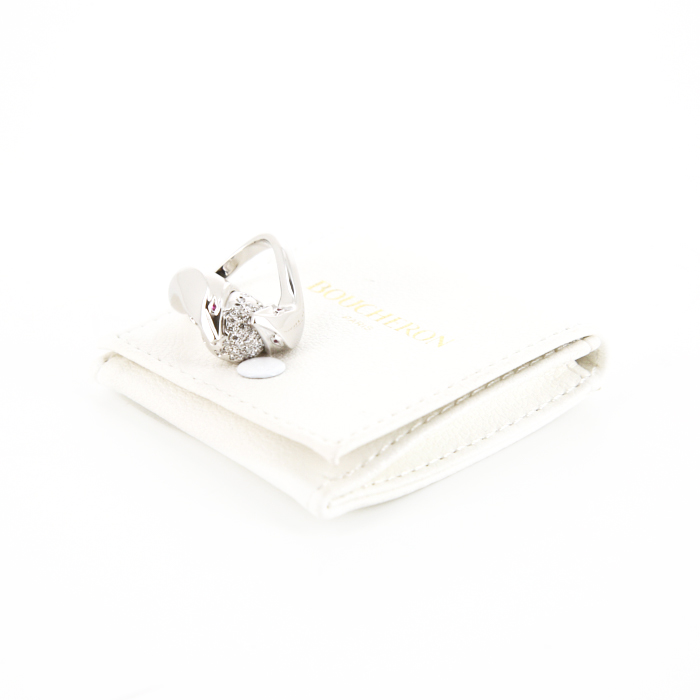 Anello Boucheron Trouble in oro bianco,  diamanti e rubino - Detail D3