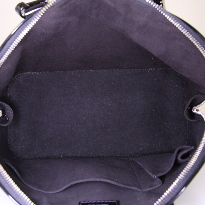 Sac à main Louis Vuitton Alma petit modèle en cuir épi verni noir - Detail D2