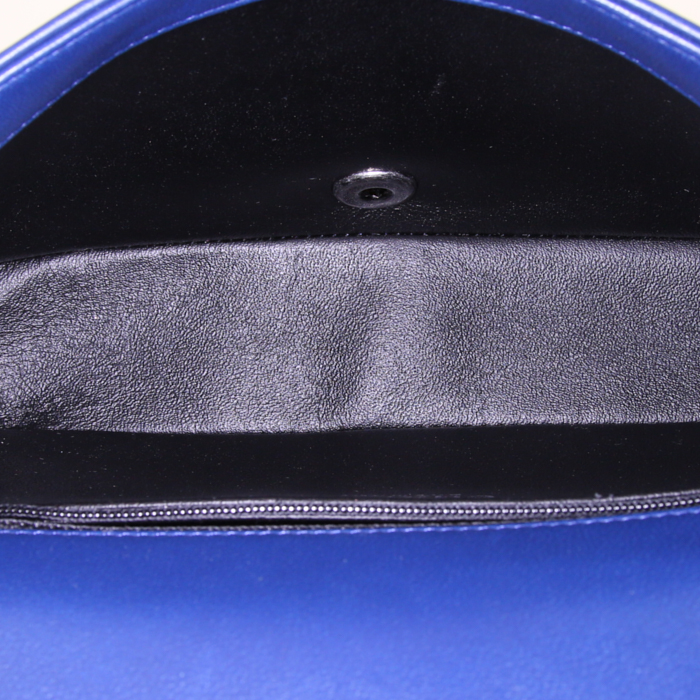 Sac bandoulière Chanel Mademoiselle en cuir matelassé bleu , rose blanc et noir - Detail D3