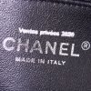 Sac bandoulière Chanel Mademoiselle en cuir matelassé bleu , rose blanc et noir - Detail D4 thumbnail