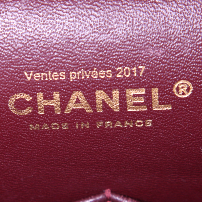 Chanel Timeless Maxi Jumbo handbag in black quilted grained leather - Detail D4