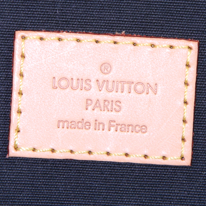 Sac cabas Louis Vuitton Bellevue en cuir verni monogram bleu-nuit et cuir naturel - Detail D3