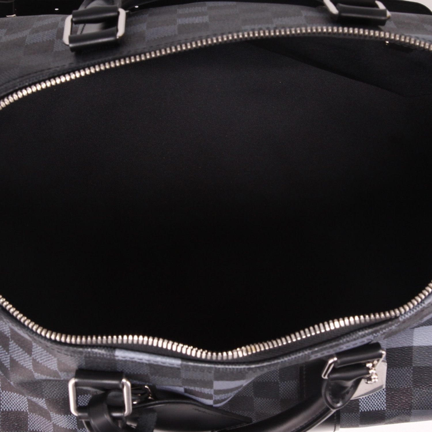 Borsa da viaggio Louis Vuitton Keepall 50 Editions Limitées in tela cerata grigia e nera e pelle nera - Detail D7