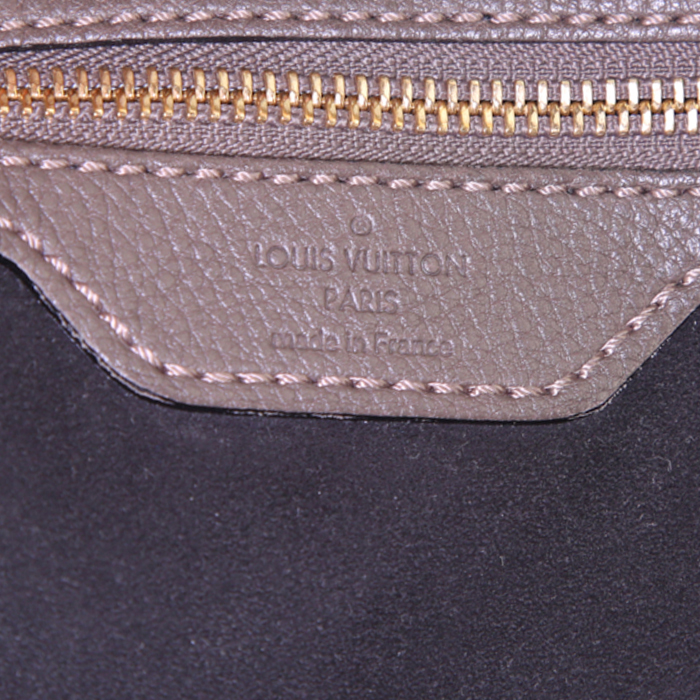 Sac à main Louis Vuitton L en cuir Mahina gris - Detail D3