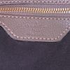 Sac à main Louis Vuitton L en cuir Mahina gris - Detail D3 thumbnail