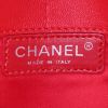 Bolso para llevar al hombro Chanel Baguette en cuero acolchado rojo - Detail D3 thumbnail