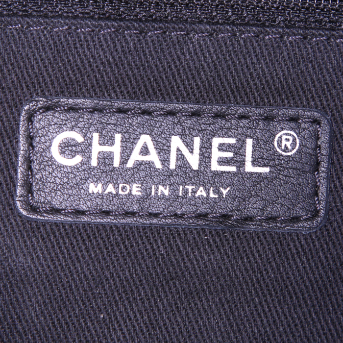 Chanel Timeless jumbo shoulder bag in purple quilted grained leather - Detail D4